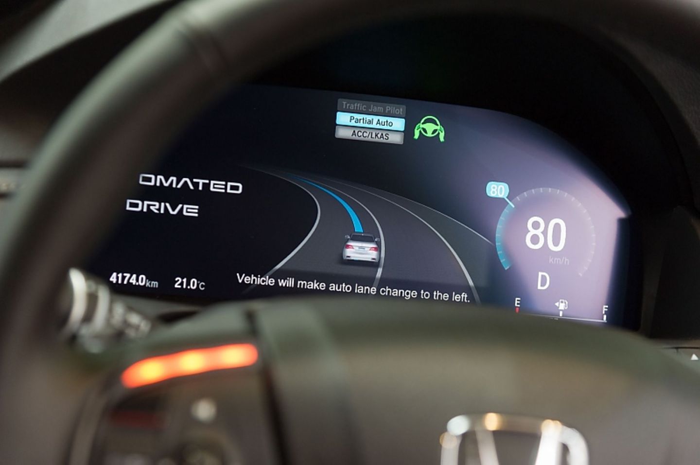 Das Auto informiert den Fahrer über seine nächste Aktion.