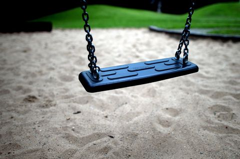 Die Bulldogge hat das Kind auf einem Spielplatz angefallen und schwer verletzt