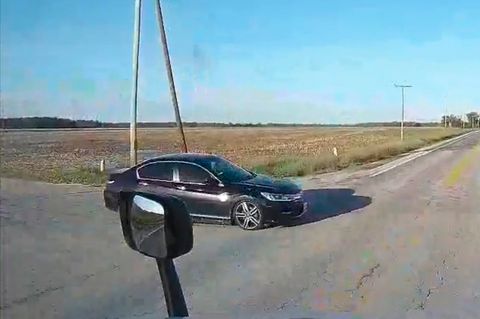 Gewaltiges Glück: Ungebremst über die Kreuzung - Trucker verhindert Horror-Crash