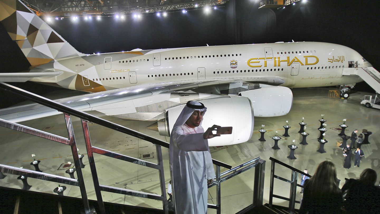 Selfie im Hangar: Zur Flotte von Etihad Airways gehören auch zehn Jets vom Typ A380, die unter anderem auf den Strecken von Abu Dhabi nach London und Paris sowie nach Australien zum Einsatz kommen.