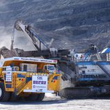 Unglaublich! Der Belaz 75710 ist mehr als 20 Meter lang, über 8 Meter hoch und 9,75 Meter breit. Das sind in etwa die Ausmaße eines Doppelhauses. Der Weißrusse wiegt voll beladen über 800 Tonnen und hat dazu noch ordentlich Power unter der Haube. Insgesamt 11.165 PS bringen ihn zu einer Höchstgeschwindigkeit von 64 km/h. Die mögliche Zuladung von bis zu 450 Tonnen bedeutet Platz 1 der größten Laster der Welt.