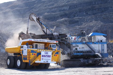 Unglaublich! Der Belaz 75710 ist mehr als 20 Meter lang, über 8 Meter hoch und 9,75 Meter breit. Das sind in etwa die Ausmaße eines Doppelhauses. Der Weißrusse wiegt voll beladen über 800 Tonnen und hat dazu noch ordentlich Power unter der Haube. Insgesamt 11.165 PS bringen ihn zu einer Höchstgeschwindigkeit von 64 km/h. Die mögliche Zuladung von bis zu 450 Tonnen bedeutet Platz 1 der größten Laster der Welt.