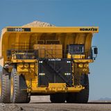 Auf Rang 2 liegt der große Bruder des Sechstplatzierten. Der 980E-4 von Komatsu ist ein wahrer Gigant. Mit über zehn Metern ist er der breiteste Truck in den Top 10. Seine Nutzlast: 369,4 Tonnen. 