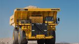 Auf Rang 2 liegt der große Bruder des Sechstplatzierten. Der 980E-4 von Komatsu ist ein wahrer Gigant. Mit über zehn Metern ist er der breiteste Truck in den Top 10. Seine Nutzlast: 369,4 Tonnen. 