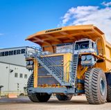 Auf dem vierten Rang folgt mit dem T 284 der größte Muldenkipper des in Deutschland gegründeten Unternehmens Liebherr. Der Viertplatzierte hat über 4000 PS und eine Nutzlast von 363 Tonnen.