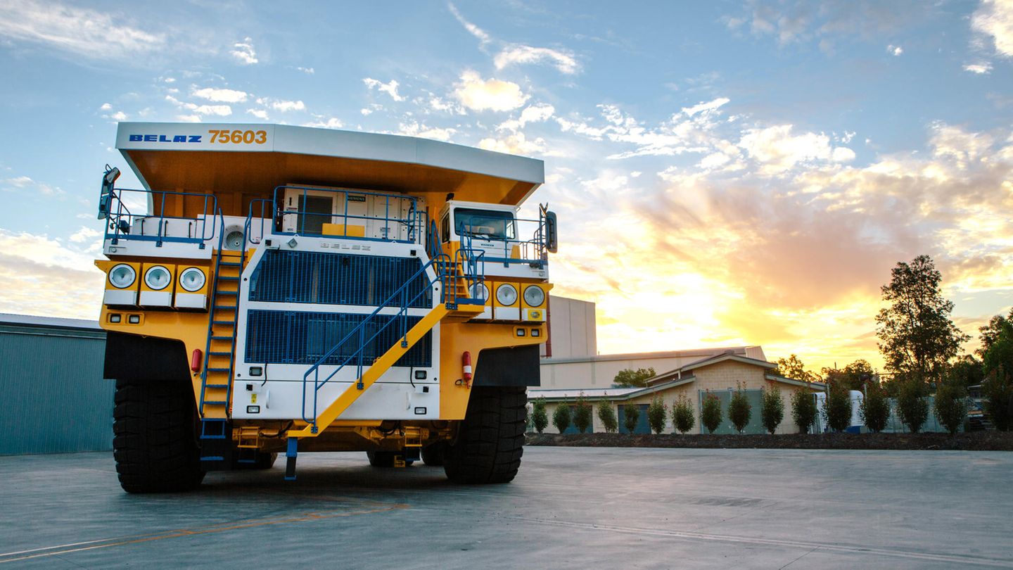Der weißrussische Hersteller Belaz mischt im Konzert der großen Trucks ordentlich mit. Der 75600 ist 15,5 Meter lang, 9,45 breit und 7,47 hoch. Er schleppt bis zu 360 Tonnen in seiner überdimensionalen Mulde. Platz 5 im Ranking. Zur Reihe des 75600 gehören auch die Modelle 75601, 75602 und 75603.