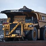 Der Muldenkipper 795F AC von Caterpillar landet mit einer Nutzlast von 313 Tonnen auf Platz 7 der größten Laster der Welt. Der Amerikaner ist über sieben Meter hoch, bei gekippter Mulde sogar über 15 Meter.
