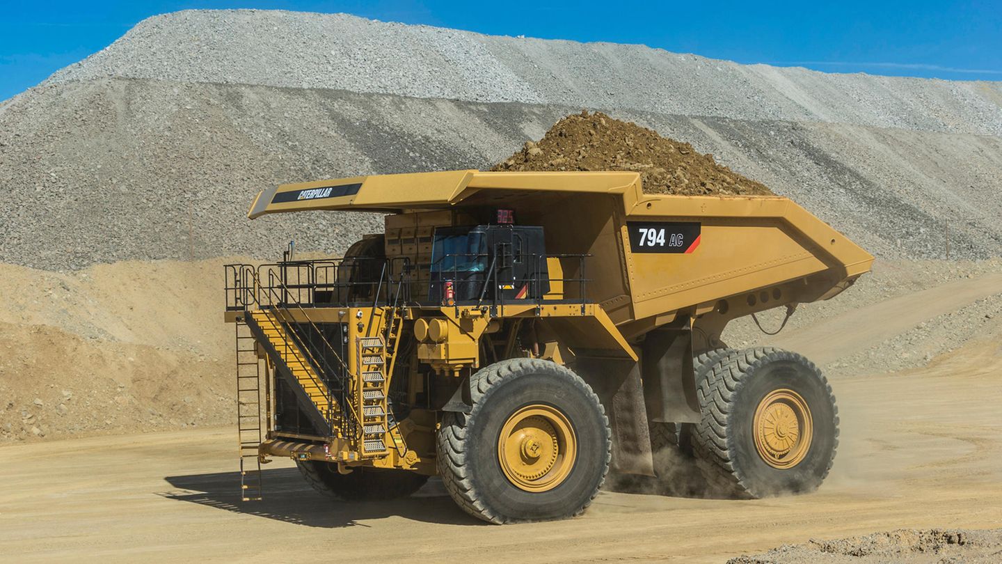 Auf Platz 10 landet der Caterpillar 794 AC. Mit gewaltigen 3548 PS stemmt er bis zu 291 Tonnen auf seinem Rücken. Der neueste Off-Highway Truck von Caterpillar ist erst seit September 2016 auf dem Markt.