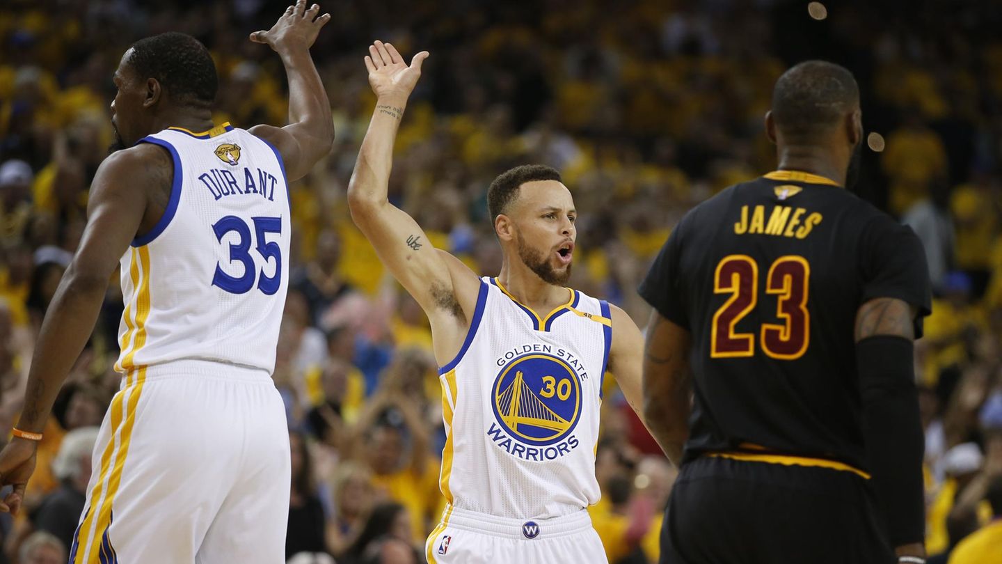 Kevin Durant und Stephen Curry beim NBA-Finale zwischen den Cleveland Cavaliers und den Golden State Warriors