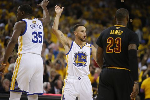 Kevin Durant und Stephen Curry beim NBA-Finale zwischen den Cleveland Cavaliers und den Golden State Warriors