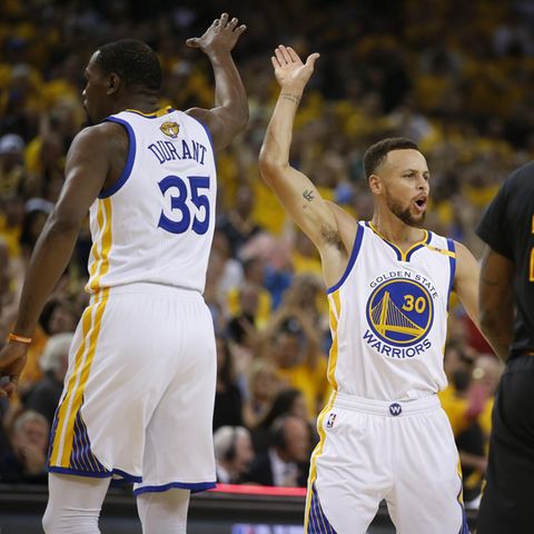 Kevin Durant und Stephen Curry beim NBA-Finale zwischen den Cleveland Cavaliers und den Golden State Warriors