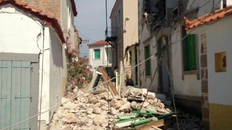 Steine und Schutt liegen in der Kleinstadt Vrisa auf der Insel Lesbos nach dem Tsunami, ausgelöst vom Seebeben in der Ägäis