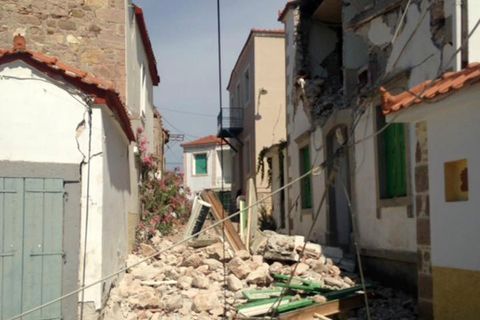 Steine und Schutt liegen in der Kleinstadt Vrisa auf der Insel Lesbos nach dem Tsunami, ausgelöst vom Seebeben in der Ägäis