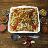 Ägypten hat ein Problem mit Übergewicht: Fettleibigkeit bei Erwachsenen ist nirgendwo auf der Welt weiter verbreitet als hier. Mehr als jeder dritte Erwachsene ist dort laut einer aktuellen Studie stark übergewichtig - mit weitreichenden Folgen für die Gesundheit. Schuld daran sind vor allem die deftigen Leibspeisen der Ägypter - wie Koschari. Es lässt sich am ehesten als eine Art Nudelsalat beschreiben und besteht aus Reis, Linsen, Nudeln, Kichererbsen, Tomatensoße und frittierten Zwiebeln. Gewürzt ist es meist mit Chilis und Knoblauch. Koschari ist reichhaltig, kohlenhydratlastig und vor allem eines: günstig. Eine Portion der sättigenden Mahlzeit gibt es mitunter schon für umgerechnet 30 Cent.