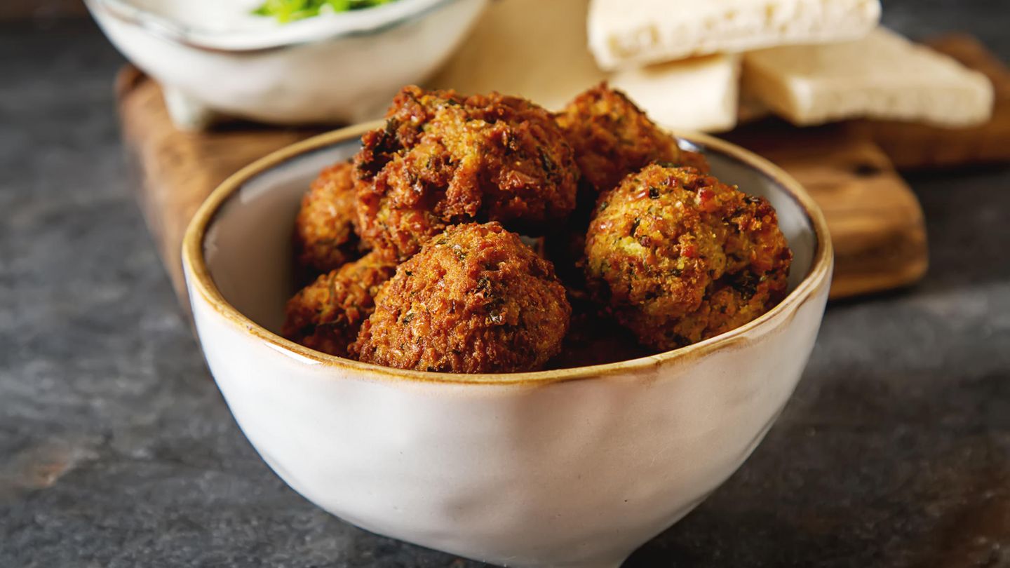 Vorliebe für Fett und Zucker: Falafel Falafel sind würzige Bällchen aus pürierten Kichererbsen oder Bohnen. Nach dem Formen werden sie in heißem Fett frittiert, bis die Hülle schön kross ist. In Ägypten sind die nahrhaften Bällchen ein beliebter Snack. In Kairo werden Falafel an nahezu jeder Straßenecke verkauft. Falafel Falafel sind würzige Bällchen aus pürierten Kichererbsen oder Bohnen. Nach dem Formen werden sie in heißem Fett frittiert, bis die Hülle schön kross ist. In Ägypten sind die nahrhaften Bällchen ein beliebter Snack. In Kairo werden Falafel an nahezu jeder Straßenecke verkauft.