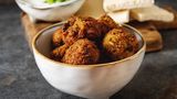 Falafel  Falafel sind würzige Bällchen aus pürierten Kichererbsen oder Bohnen. Nach dem Formen werden sie in heißem Fett frittiert, bis die Hülle schön kross ist. In Ägypten sind die nahrhaften Bällchen ein beliebter Snack. In Kairo werden Falafel an nahezu jeder Straßenecke verkauft.