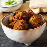 Falafel  Falafel sind würzige Bällchen aus pürierten Kichererbsen oder Bohnen. Nach dem Formen werden sie in heißem Fett frittiert, bis die Hülle schön kross ist. In Ägypten sind die nahrhaften Bällchen ein beliebter Snack. In Kairo werden Falafel an nahezu jeder Straßenecke verkauft.