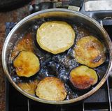 Frittiertes Gemüse  Eine beliebte Art, Gemüse zuzubereiten, ist die Fritteuse. Auberginenscheiben werden in heißem Öl goldgelb gebraten und dienen im Anschluss als Basis für einen herzhaften Salat. Auch Pommes sind in Ägypten beliebt, nahrhaft und günstig in der Herstellung. Durch die Zubereitung werden die eigentlich gesunden Nahrungsmittel zu wahren Kalorienbomben.