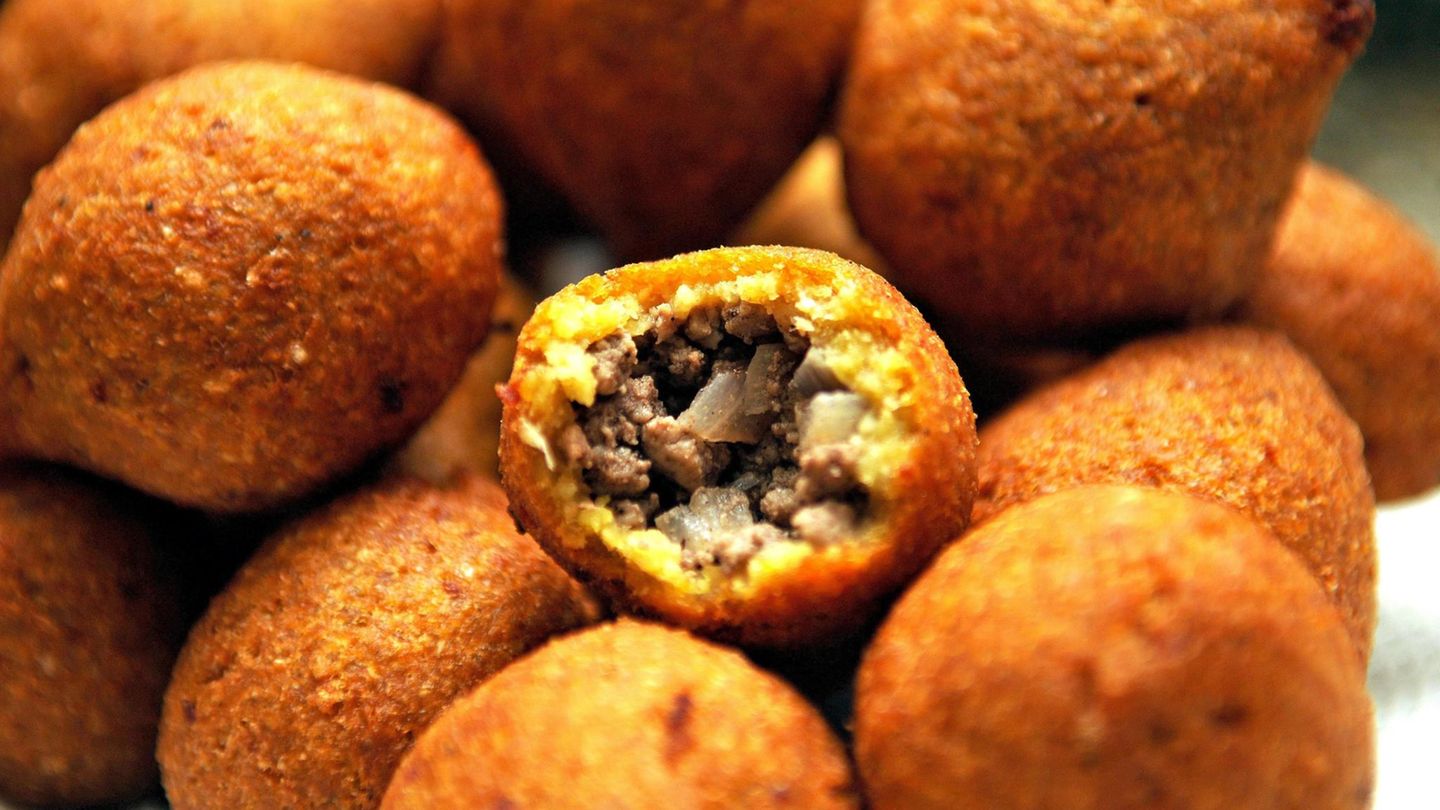 Vorliebe für Fett und Zucker: Kibbe Auch diese herzhaften Bällchen kommen aus der Fritteuse: Sie nennen sich Kibbe und gelten in arabischen Ländern als Köstlichkeit. Dabei handelt es sich um mit Hackfleisch gefüllte Teigtaschen aus Hartweizengriess. Sie werden in heißem Öl ausgebacken, bis die äußere Schale goldgelb ist. Kibbe Auch diese herzhaften Bällchen kommen aus der Fritteuse: Sie nennen sich Kibbe und gelten in arabischen Ländern als Köstlichkeit. Dabei handelt es sich um mit Hackfleisch gefüllte Teigtaschen aus Hartweizengriess. Sie werden in heißem Öl ausgebacken, bis die äußere Schale goldgelb ist.