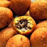 Kibbe  Auch diese herzhaften Bällchen kommen aus der Fritteuse: Sie nennen sich Kibbe und gelten in arabischen Ländern als Köstlichkeit. Dabei handelt es sich um mit Hackfleisch gefüllte Teigtaschen aus Hartweizengriess. Sie werden in heißem Öl ausgebacken, bis die äußere Schale goldgelb ist.
