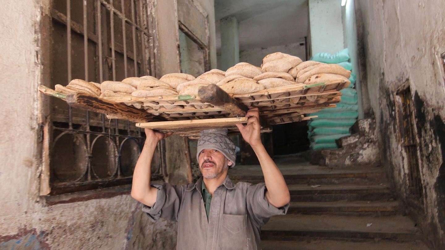 Fladenbrot  Das Gebäck aus Weißmehl wird in Ägypten zu fast jedem Gericht gereicht und ist praktisch überall zu kaufen. Mit dem Fladenbrot kann Öl aufgetunkt werden. Auch dient es als Beigabe zu Soßen und Kichererbsenbrei. Allerdings ist es schnell verdaut und liefert etliche Kalorien, aber kaum Nährstoffe.