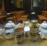 Gesüßter Tee  Teeaufgüsse sind an sich kalorienarm und gesund. Doch die Ägypter genießen ihren Tee am liebsten süß. Oft besteht die Hälfte des Glases aus Zucker, und mehrere Gläser Tee über den Tag getrunken sind keine Seltenheit. So kommen große Mengen Zucker zusammen - der als Hauptrisikofaktor für Übergewicht und Diabetes Typ 2 gilt.