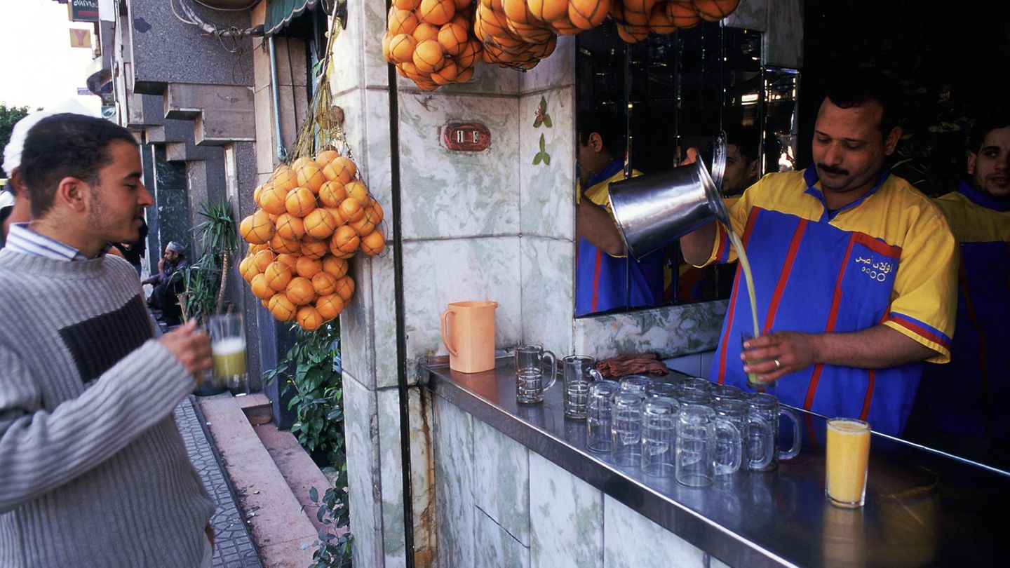 Zuckrige Säfte  Süße Säfte sind in Ägypten beliebt. Aus frisch gepresstem Obst wie auf diesem Bild zu sehen, bestehen sie jedoch selten. Oft handelt es sich um industriell gefertigte Fruchtmischungen, die mehr Zucker als Obst enthalten. 