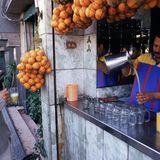 Zuckrige Säfte  Süße Säfte sind in Ägypten beliebt. Aus frisch gepresstem Obst wie auf diesem Bild zu sehen, bestehen sie jedoch selten. Oft handelt es sich um industriell gefertigte Fruchtmischungen, die mehr Zucker als Obst enthalten. 