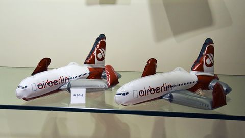 Bei Air Berlin ist fast die Luft raus: Flugzeuge zum Aufblasen in einer Verkaufsvitrine am Hamburger Flughafen.