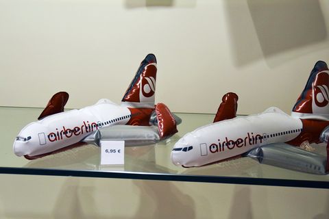 Bei Air Berlin ist fast die Luft raus: Flugzeuge zum Aufblasen in einer Verkaufsvitrine am Hamburger Flughafen.