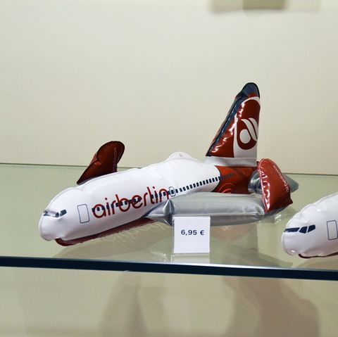 Bei Air Berlin ist fast die Luft raus: Flugzeuge zum Aufblasen in einer Verkaufsvitrine am Hamburger Flughafen.