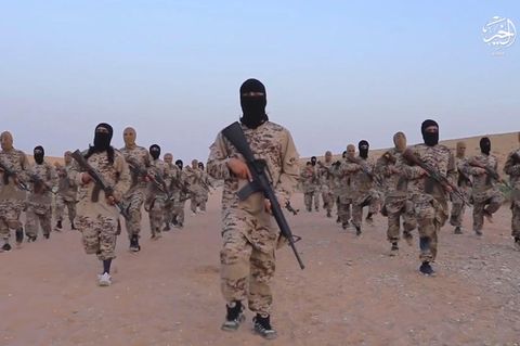 Kämpfer des selbst ernannten Islamischen Staates in Syrien auf einem Propagandafoto (Archivbild)