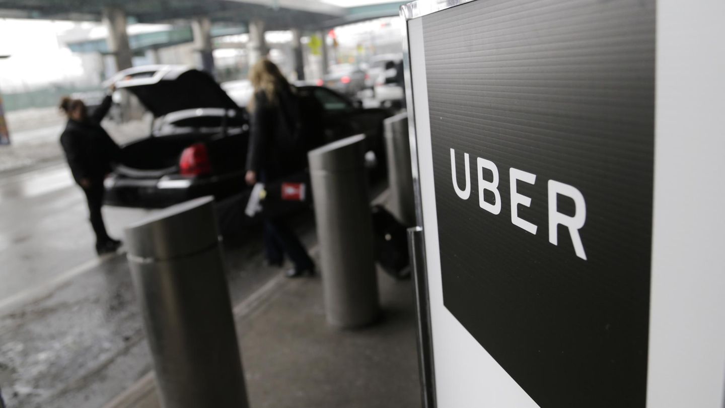Ein Schild weist einen Uber Pick-Up-Point am Flughafen in New York aus