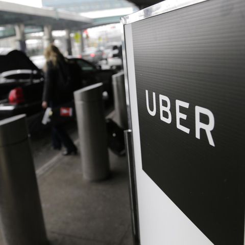 Ein Schild weist einen Uber Pick-Up-Point am Flughafen in New York aus