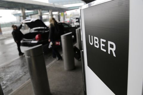 Ein Schild weist einen Uber Pick-Up-Point am Flughafen in New York aus