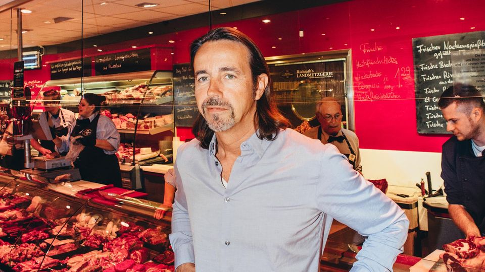 Lutz Richrath aus dem Rheinland ist einer der umsatzstärksten Rewe-Händler Deutschlands. Er hat exklusive Lieferverträge mit Bauern und schult seine Verkäuferinnen: Wenn die Leute wissen, woher das Fleisch kommt, akzeptieren sie höhere Preise. Bio-Fleisch wird kaum gekauft.