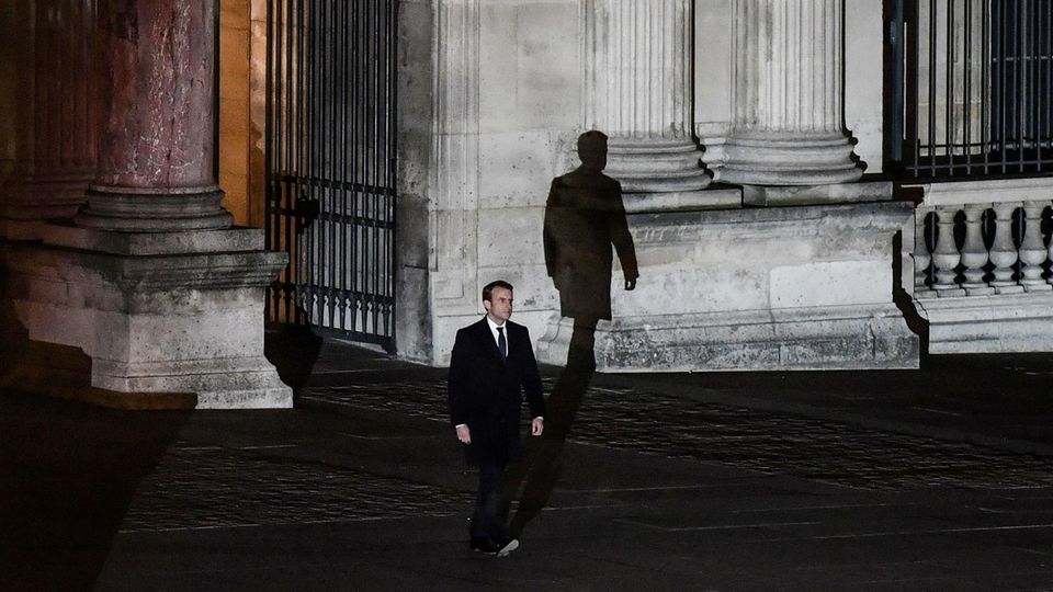 Brigitte und Emmanuel Macron: Am Tag seiner Wahl schreitet der Präsident zur ersten Ansprache vor den Louvre. Am Tag seiner Wahl schreitet der Präsident zur ersten Ansprache vor den Louvre.