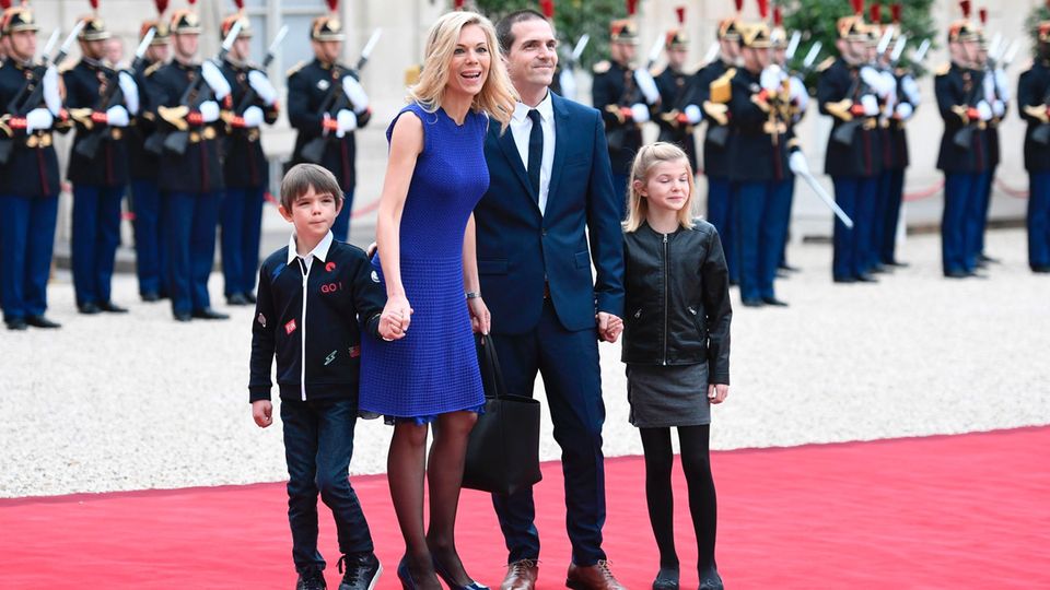 Macrons Stieftochter Laurence Auziere-Jourdan (2. von links), ihr Ehemann Guillaume Jourdan (2. von rechts), sowie deren Sohn und deren Tochter Emma (r.) vor dem Präsidentenpalast in Paris.