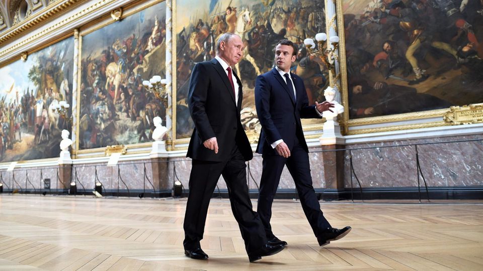 Durch die "Galerie der Schlachten" in Versailles geleitet Macron den russischen Präsidenten Putin zum Gespräch über Krisengebiete wie Syrien und die Ukraine.