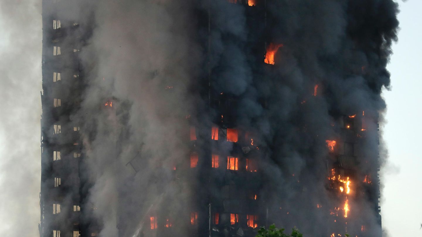 Das Grenfell Hochhaus in London steht vom 2. bis zum 27. Stockwerk in Flammen