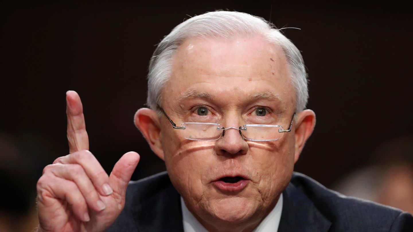 Mit Lesebrille auf der Nase und erhobenem Zeigefinger macht US-Justizminister Jeff Sessions eine Aussage zu Russland-Connections