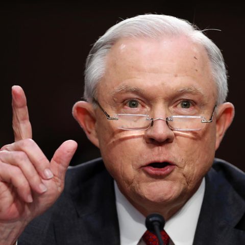 Mit Lesebrille auf der Nase und erhobenem Zeigefinger macht US-Justizminister Jeff Sessions eine Aussage zu Russland-Connections