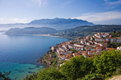 Das Fischerdorf Lastres am Golf von Biskaya in Asturien