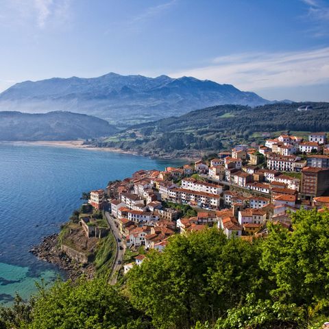 Das Fischerdorf Lastres am Golf von Biskaya in Asturien