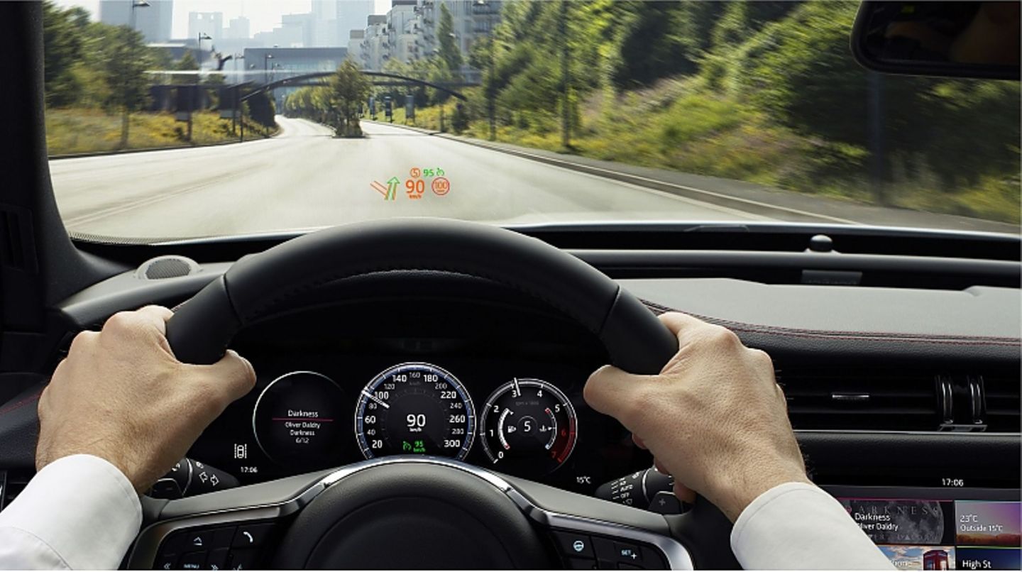 Neueste Technik wie ein farbiges Head-up-Display erhöhen die Sicherheit beim Fahren.