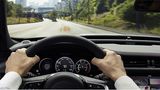 Neueste Technik wie ein farbiges Head-up-Display erhöhen die Sicherheit beim Fahren.