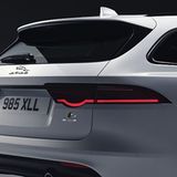 Die Heckklappe ist gestengesteuert.