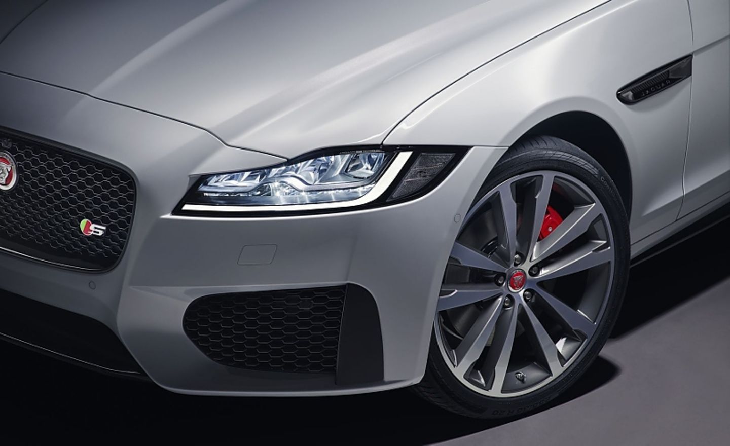5,5 Sekunden braucht der Jaguar XF Sportbrake S mit seinem 380 PS Benzinmotor von 0 bis Tempo 100.