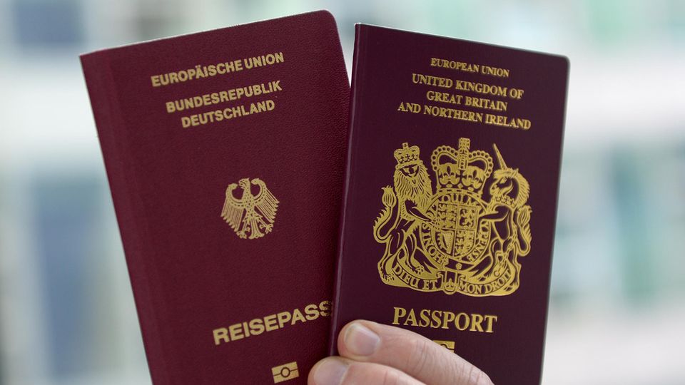 Die Einbürgerung nach Deutschland wird bei Briten beliebter. Eine Rekordzahl hat 2016 den deutschen Pass beantragt.