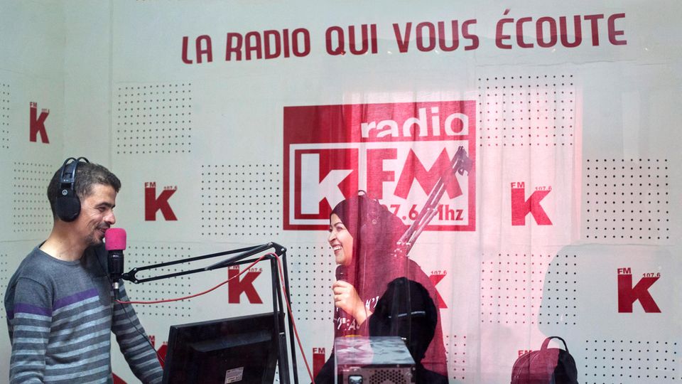 Radio K FM zählt zu den populärsten Sendern der Region Ein Blick in das Radiostudio zeigt zwei Mitarbeiter des Senders
